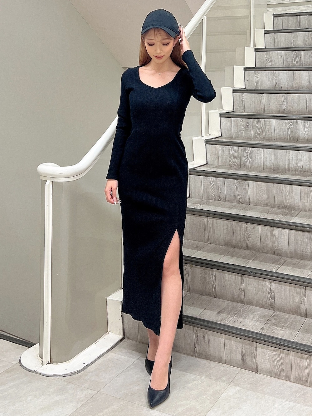 ブラック系のワンピース、ブラック系のライダースジャケット、ブラック系のパンプスを着用したレディースの冬コーディネートの3枚目の写真