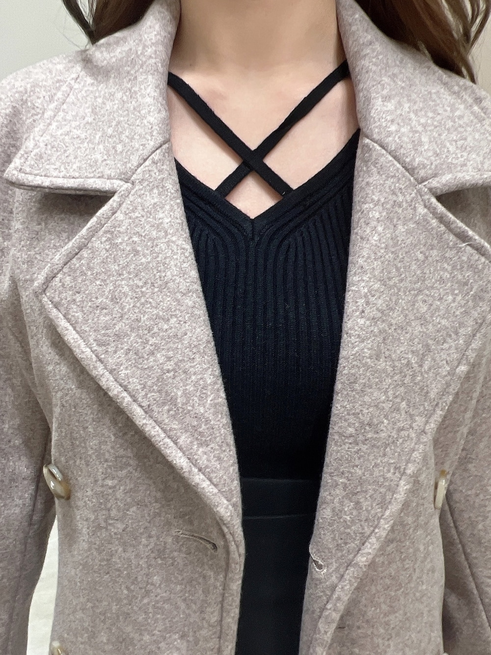 ブラウン系のチェスターコート、ブラウン系のブーツ、ブラック系のニット/セーターを着用したレディースの冬コーディネートの5枚目の写真