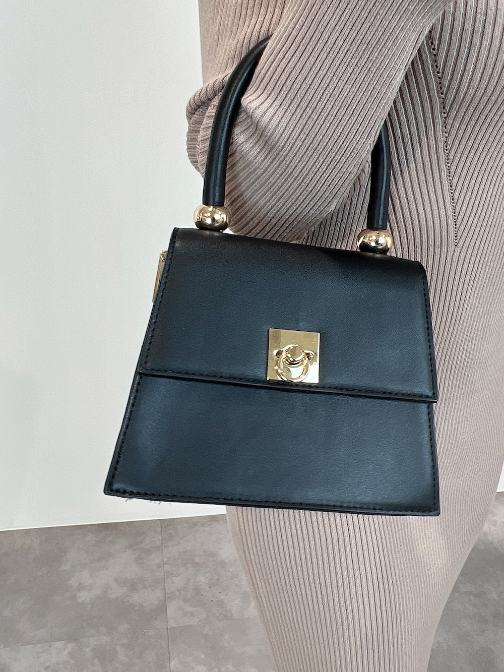 ブラック系のパンプス、ブラック系のブーツ、その他のワンピースを着用したレディースの冬コーディネートの8枚目の写真