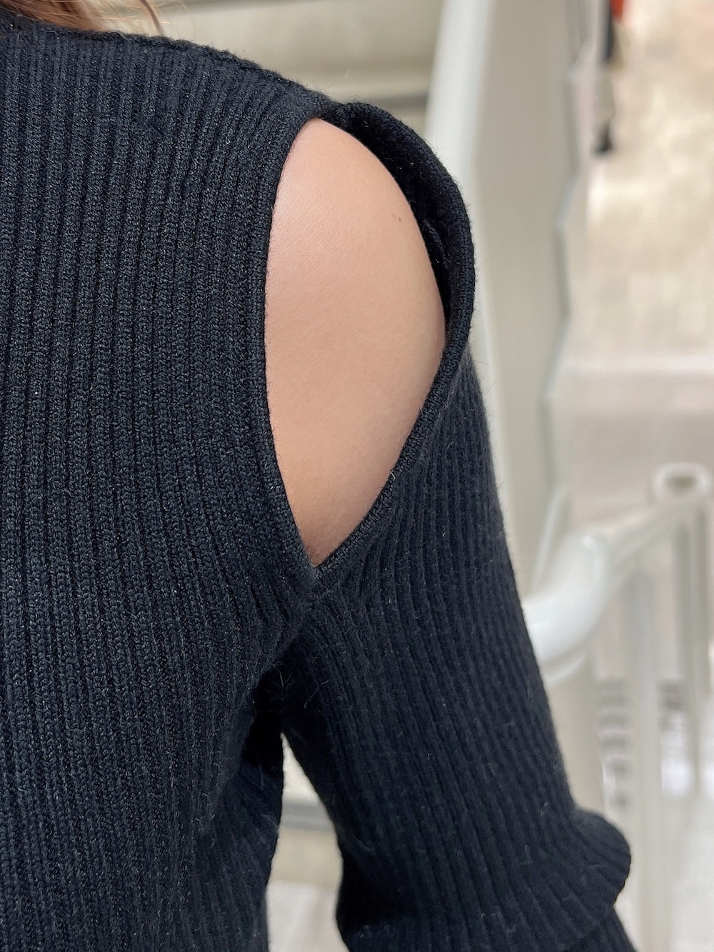 ブラック系のワンピース、ブラック系のブーツ、ホワイト系のブルゾンを着用したレディースの秋コーディネートの6枚目の写真