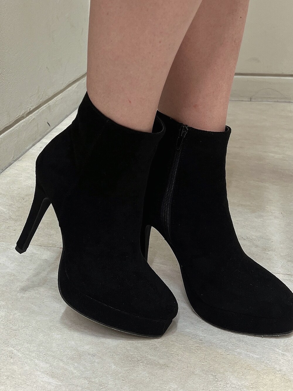 その他のテーラードジャケット、グリーン系のショルダーバッグ、ブラック系のブーツを着用したレディースの秋コーディネートの8枚目の写真