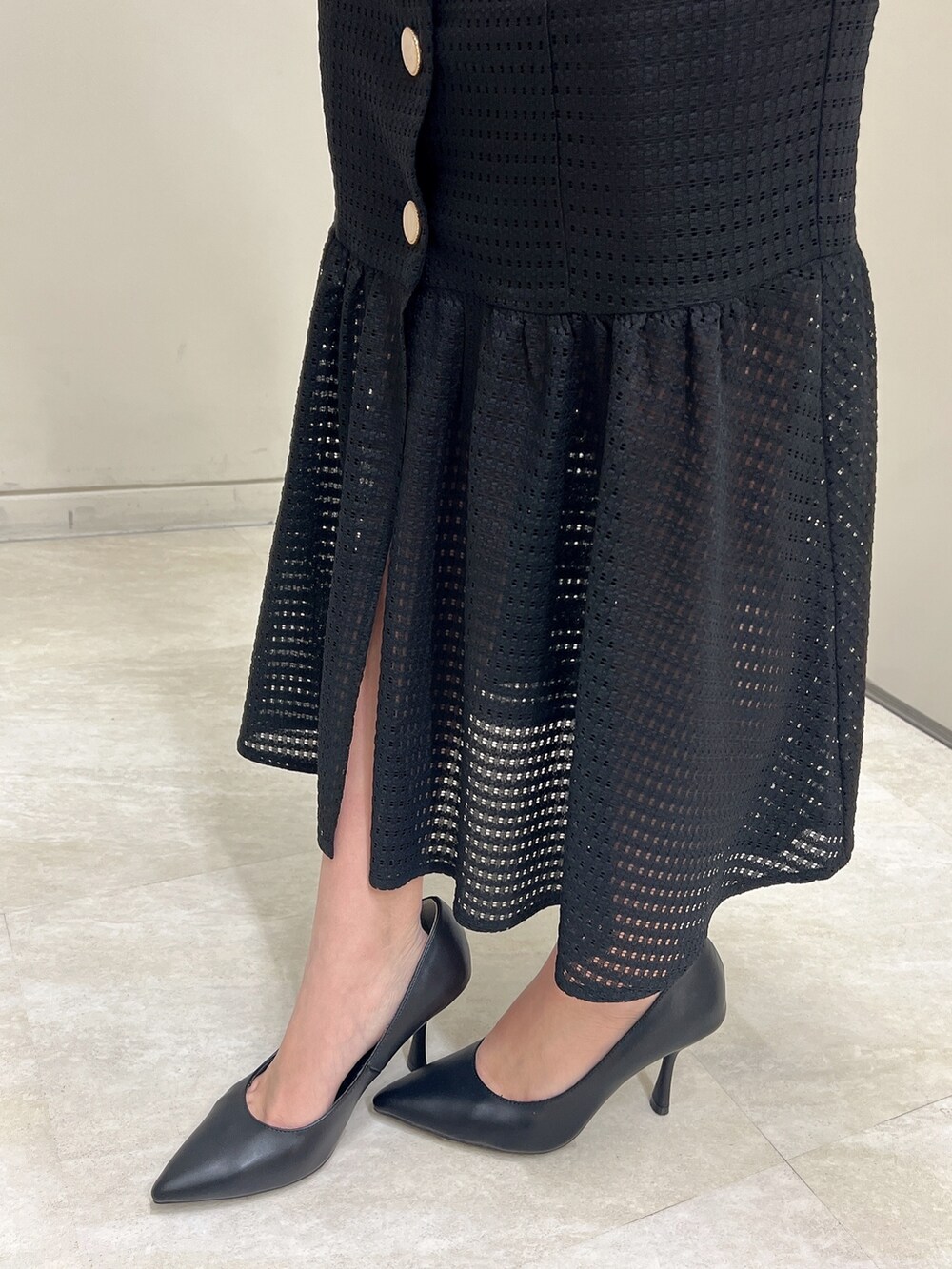 ブラック系のワンピース、ブラック系のパンプスを着用したレディースの春コーディネートの7枚目の写真