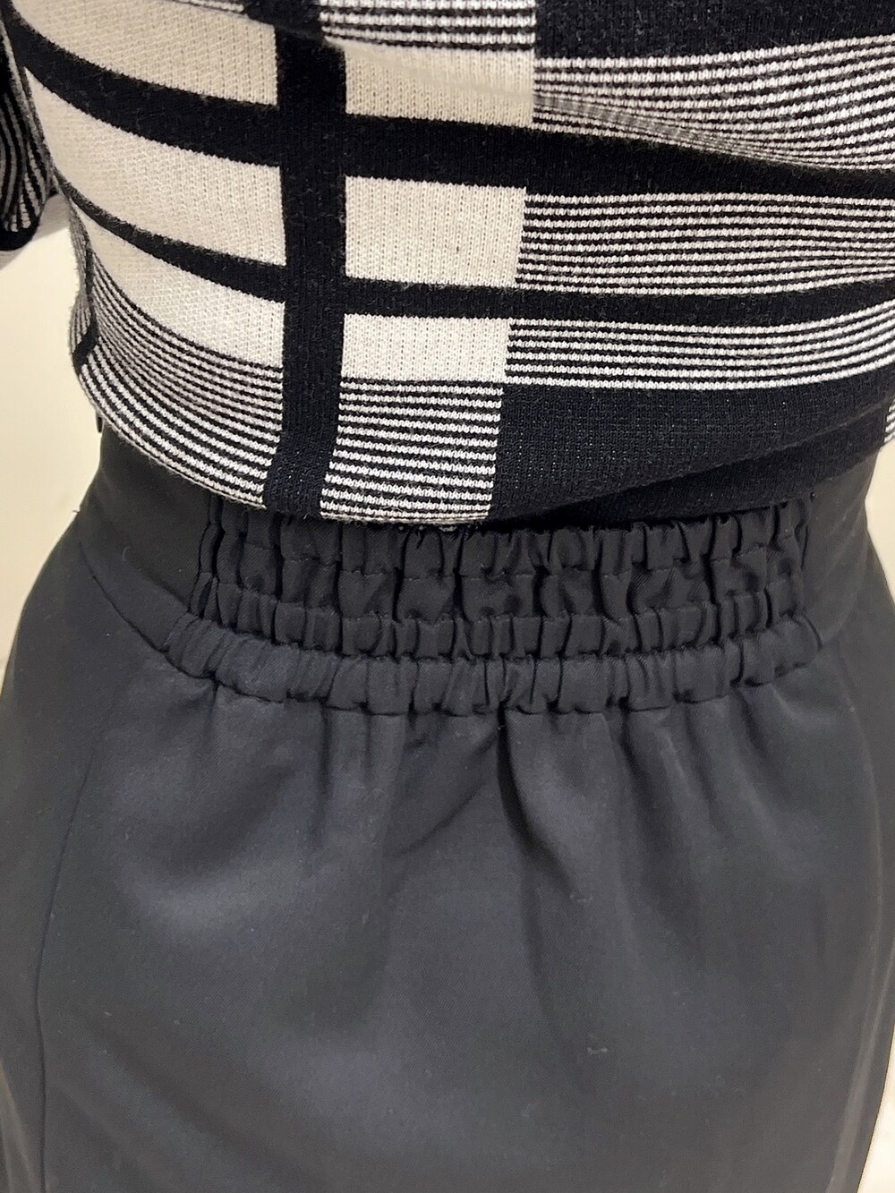 その他のニット/セーター、ブラック系のスカート、ブラック系のパンプスを着用したレディースの冬コーディネートの7枚目の写真