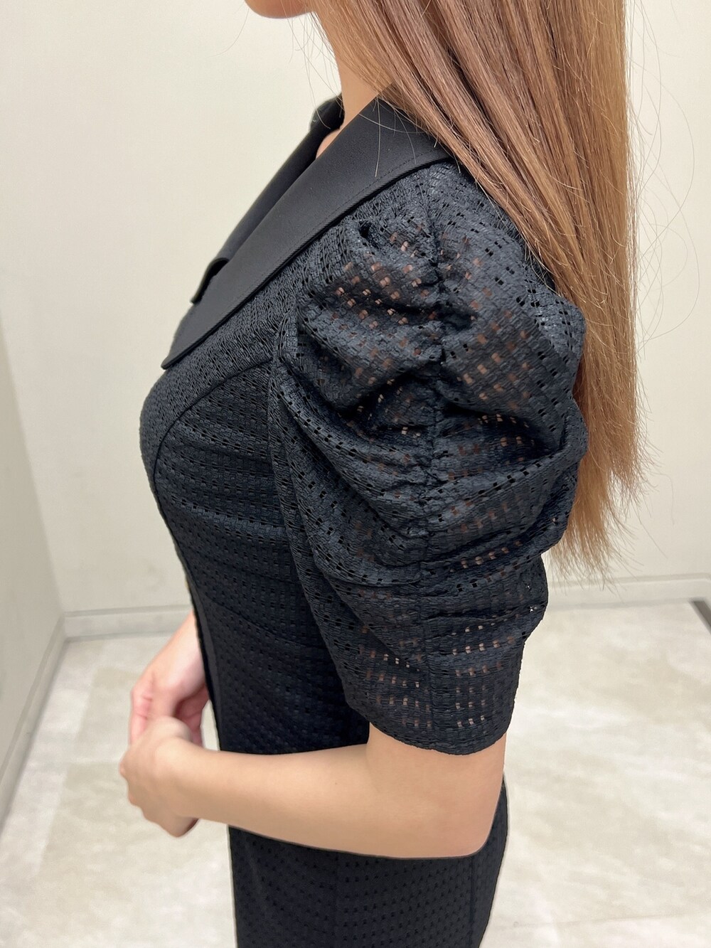 ブラック系のワンピース、ブラック系のパンプスを着用したレディースの春コーディネートの5枚目の写真