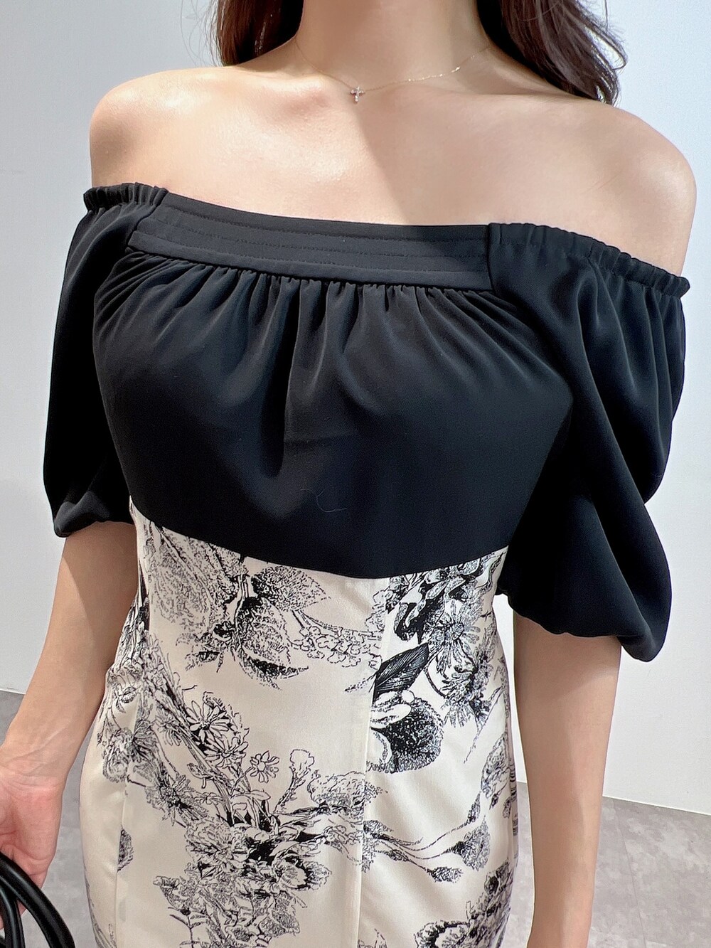 ブラック系のワンピース、ブラック系のサンダル、ブラック系のハンドバッグを着用したレディースの冬コーディネートの4枚目の写真