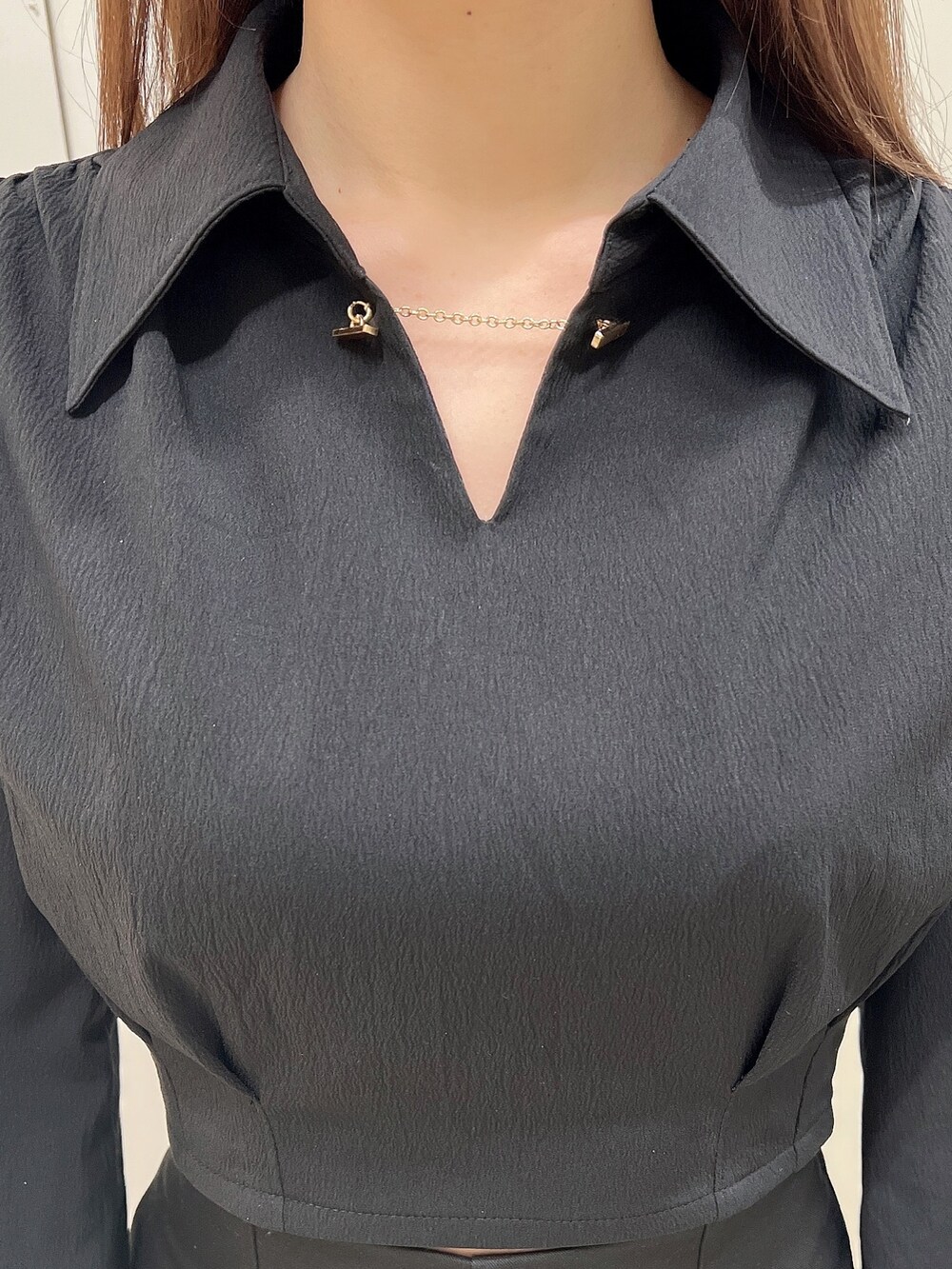 ブラック系のハンドバッグ、ブラック系のシャツ/ブラウス、ブラック系のその他パンツを着用したレディースの春コーディネートの7枚目の写真