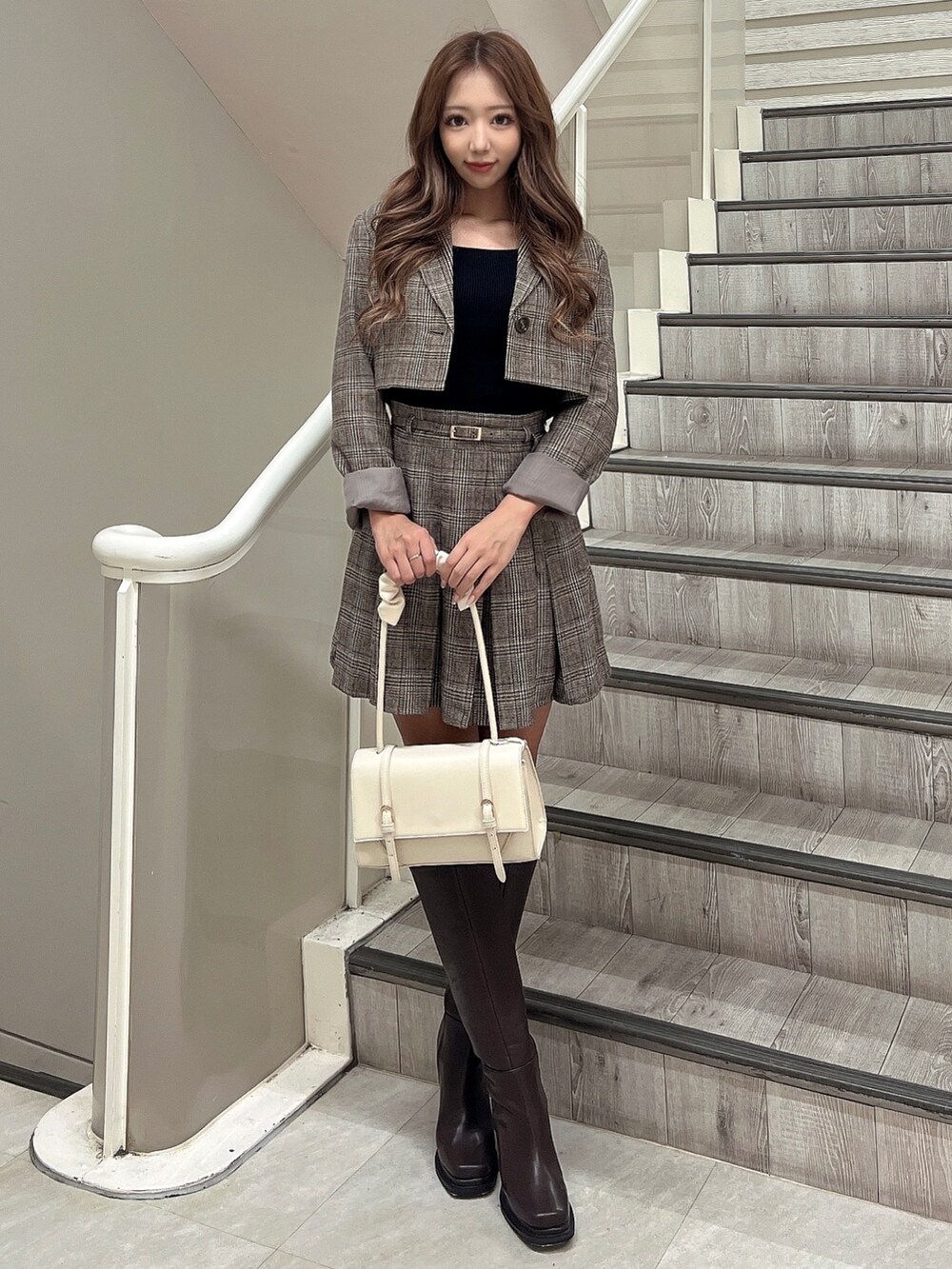 その他のテーラードジャケット、ブラック系のニット/セーター、ブラウン系のブーツを着用したレディースの秋コーディネートの3枚目の写真