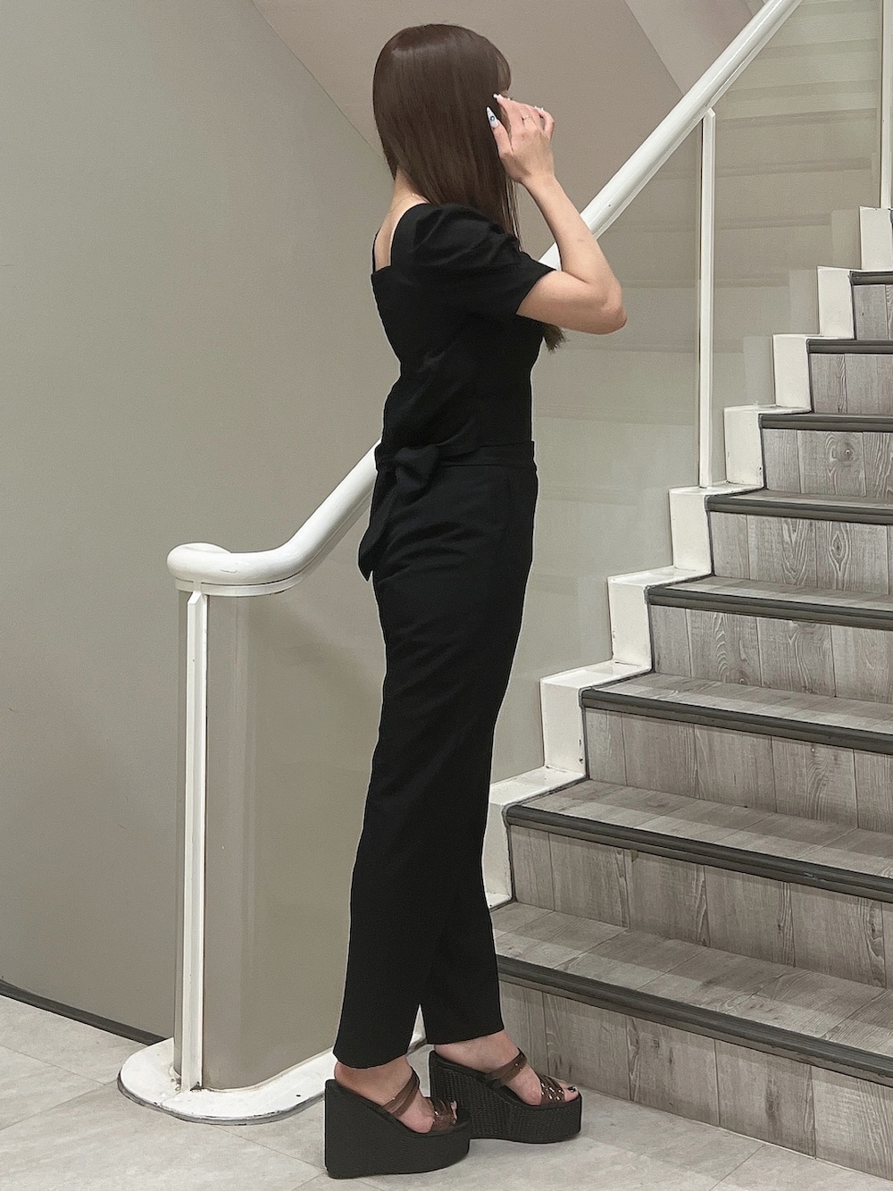 ブラック系のシャツ/ブラウス、ブラック系のその他パンツ、ブラック系のサンダルを着用したレディースの春コーディネートの3枚目の写真