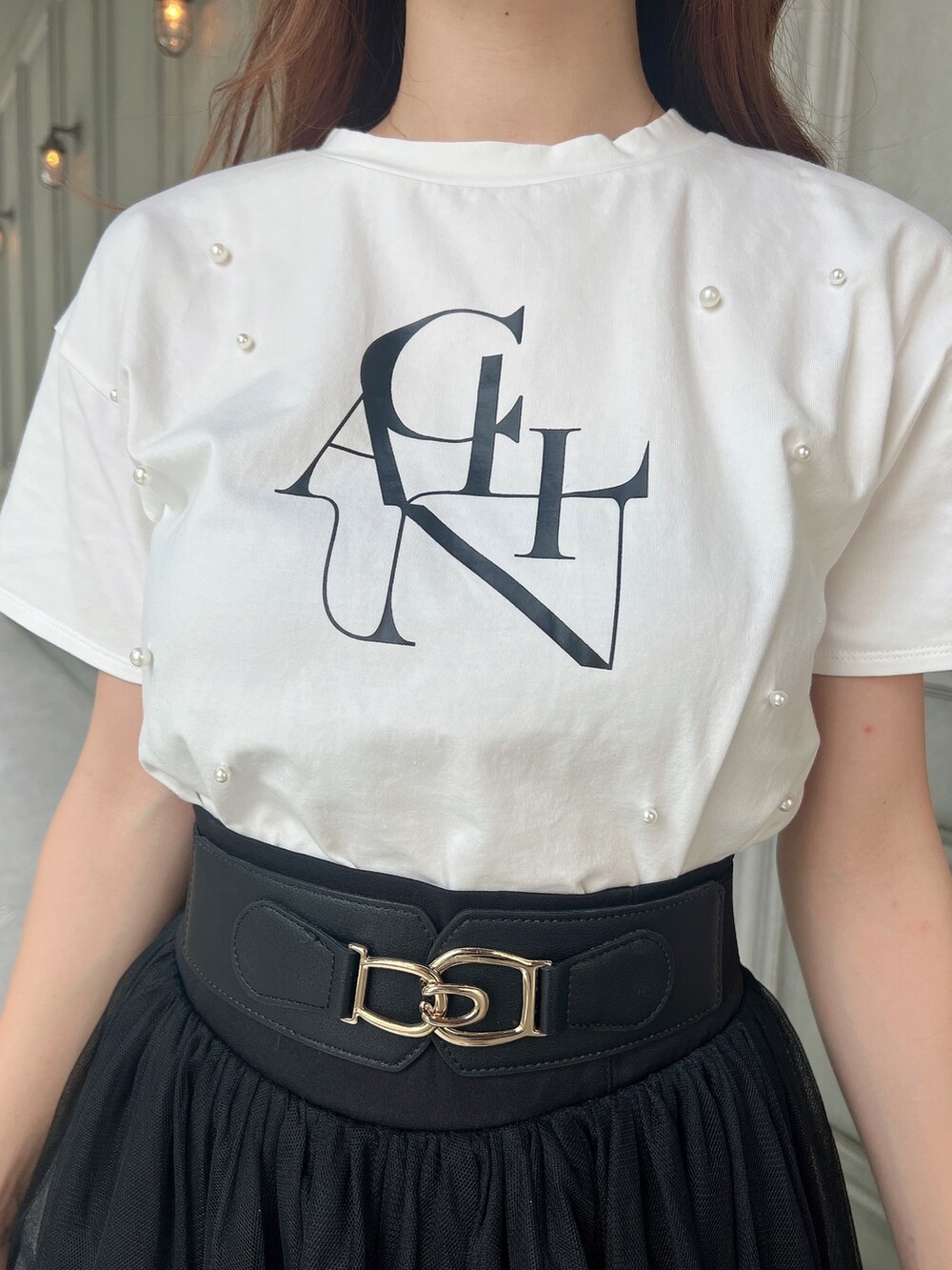 ホワイト系のTシャツ/カットソー、ブラック系のスカート、レッド系のショルダーバッグを着用したレディースの夏コーディネートの5枚目の写真