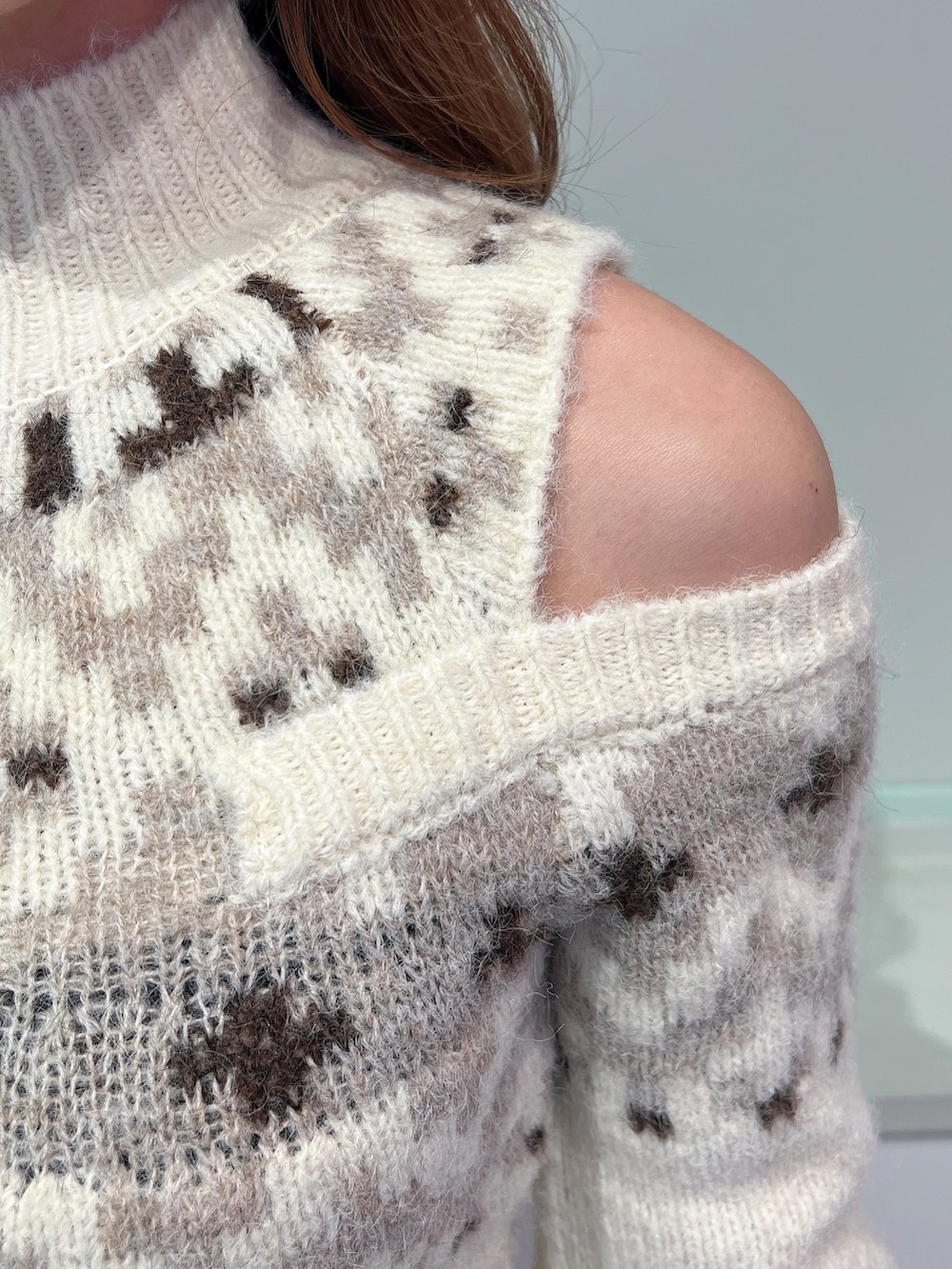 ホワイト系のワンピース、ブラウン系のブーツ、ブラウン系のショルダーバッグを着用したレディースの冬コーディネートの6枚目の写真