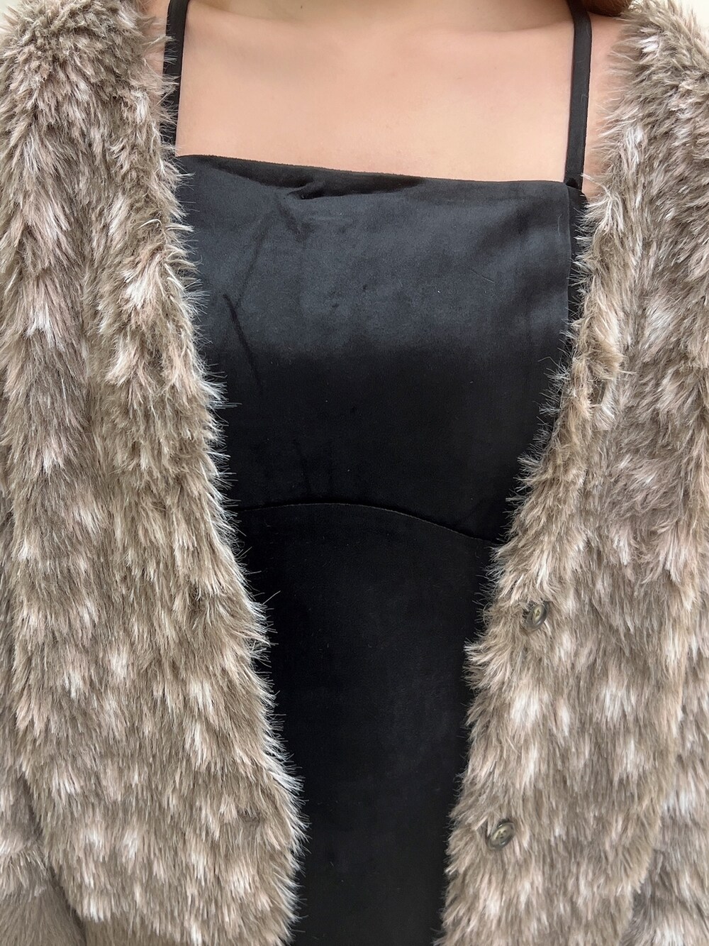 その他のカーディガン/ボレロ、ブラック系のワンピース、ブラック系のパンプスを着用したレディースの秋コーディネートの6枚目の写真