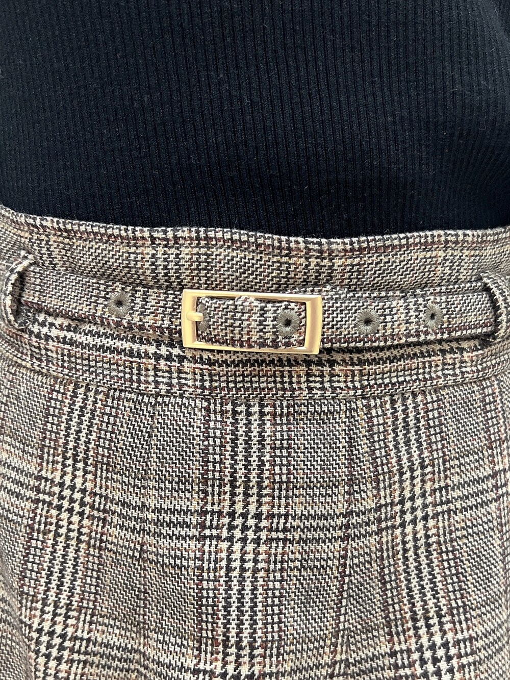 その他のテーラードジャケット、ブラック系のニット/セーター、ブラウン系のブーツを着用したレディースの秋コーディネートの8枚目の写真