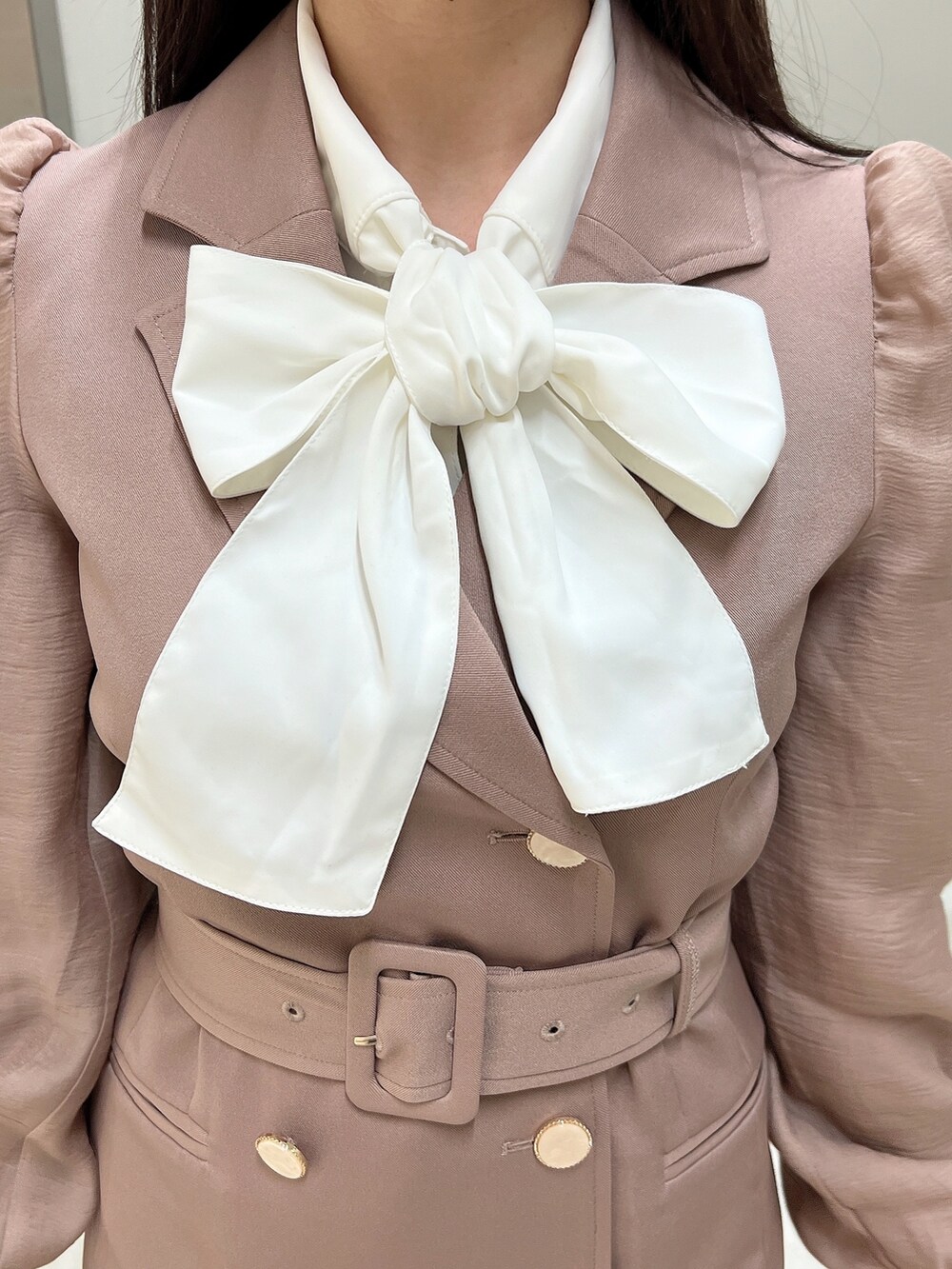 ピンク系のワンピース、ホワイト系のブーツ、ホワイト系のシャツ/ブラウスを着用したレディースの冬コーディネートの6枚目の写真