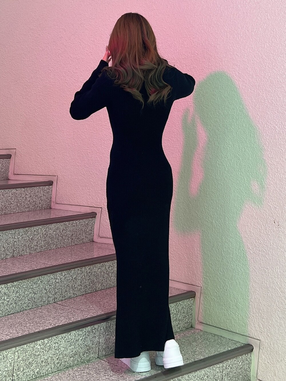 ブラック系のワンピース、ホワイト系のブルゾン、ホワイト系のスニーカーを着用したレディースの冬コーディネートの6枚目の写真