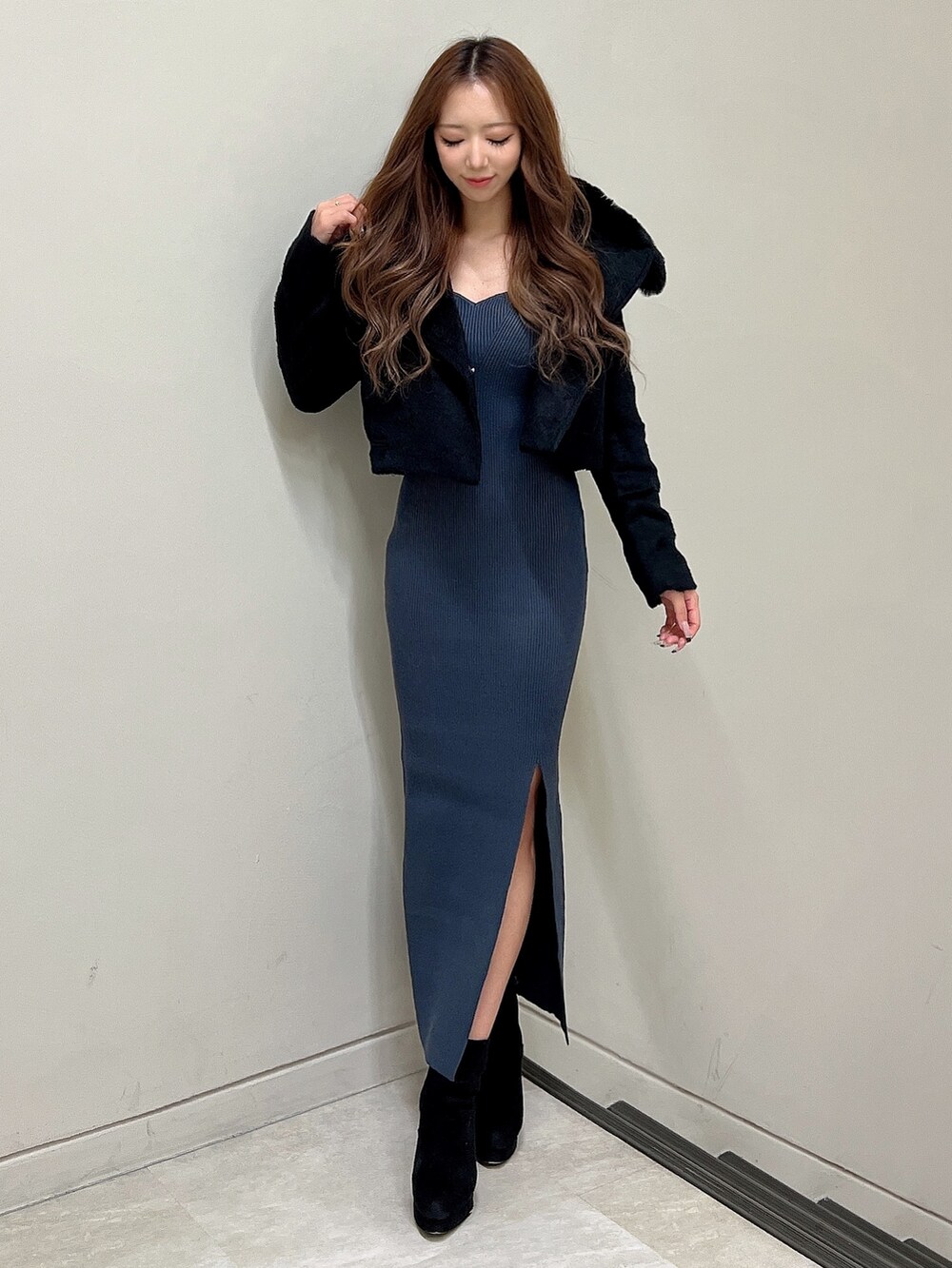 ブラック系のその他アウター、グリーン系のワンピース、ブラック系のブーツを着用したレディースの秋コーディネートの2枚目の写真