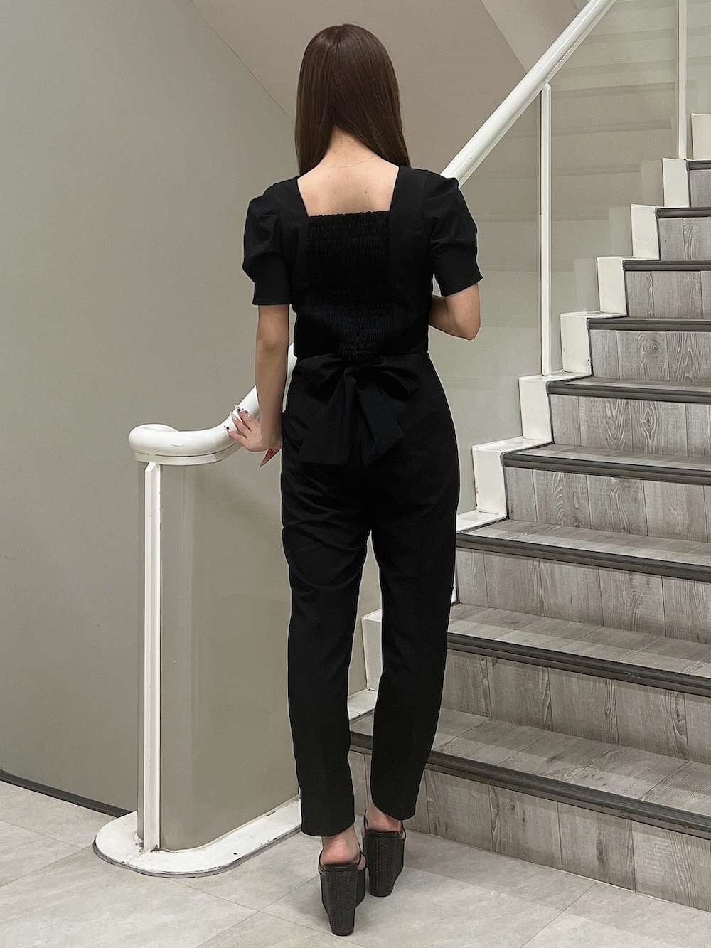 ブラック系のシャツ/ブラウス、ブラック系のその他パンツ、ブラック系のサンダルを着用したレディースの春コーディネートの4枚目の写真