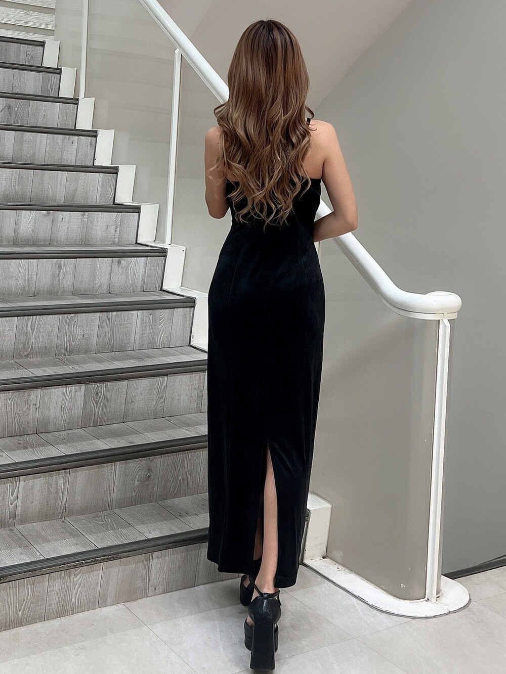 その他のカーディガン/ボレロ、ブラック系のワンピース、ブラック系のパンプスを着用したレディースの秋コーディネートの5枚目の写真