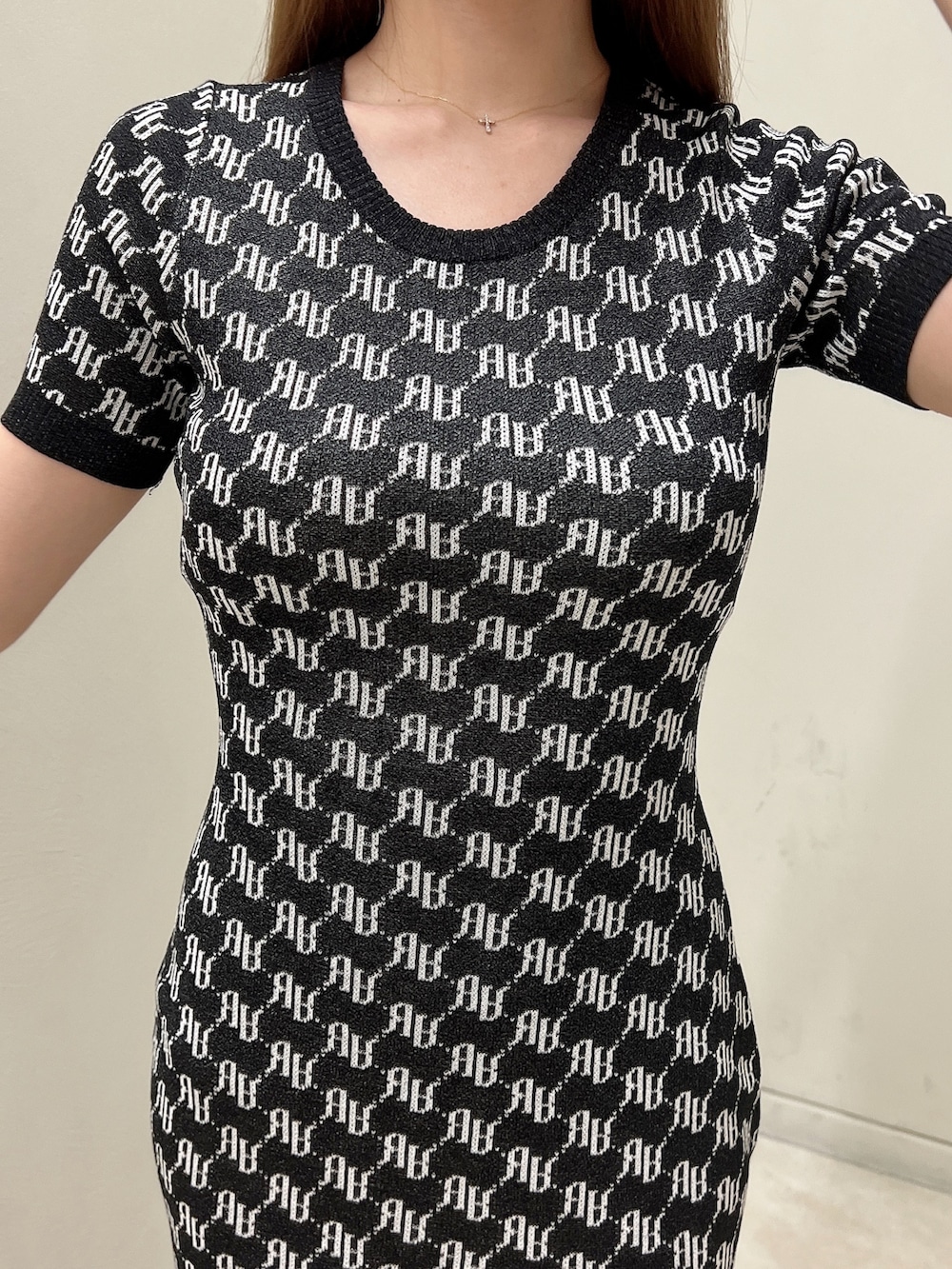 ブラック系のサンダル、シルバー系のハンドバッグ、ブラック系のワンピースを着用したレディースの春コーディネートの5枚目の写真