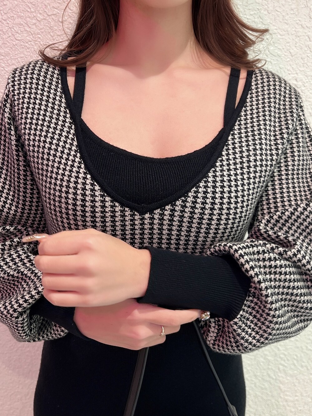 ブラック系のワンピース、ブラック系のパンプス、ブラック系のショルダーバッグを着用したレディースの冬コーディネートの7枚目の写真