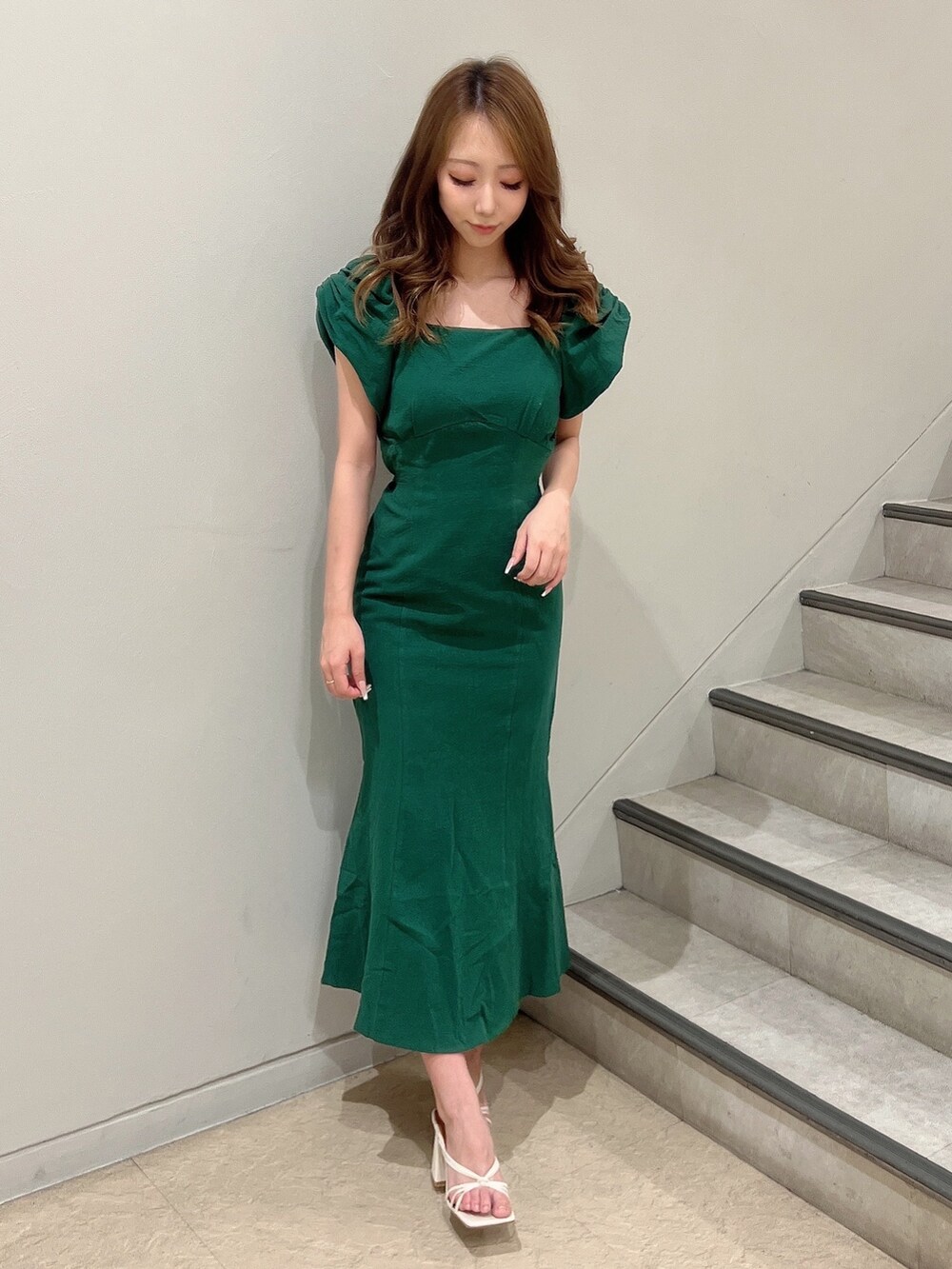 グリーン系のワンピース、ホワイト系のサンダルを着用したレディースの夏コーディネートの3枚目の写真