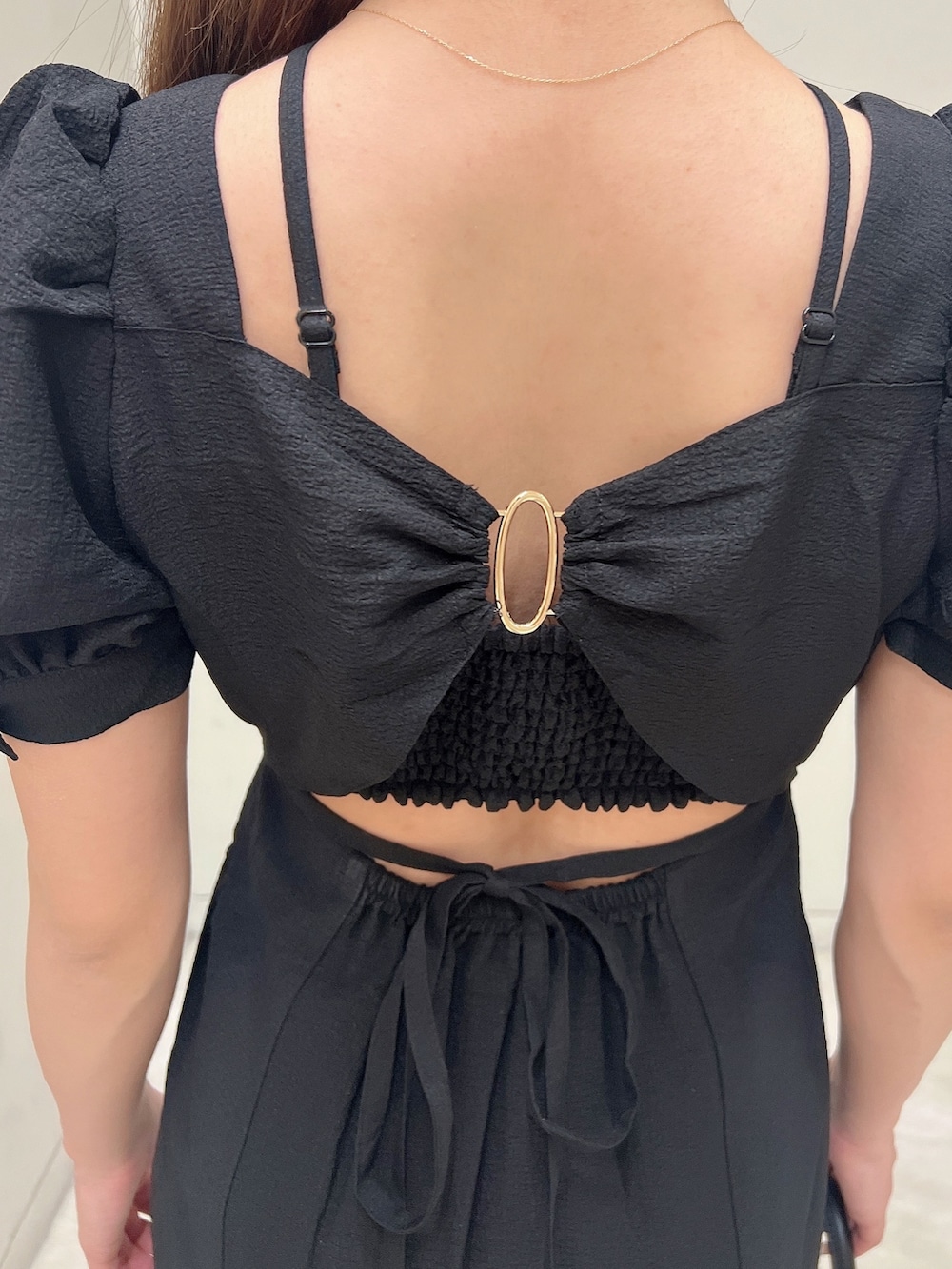 ブラック系のワンピース、ブラック系のサンダル、ブラック系のハンドバッグを着用したレディースの春コーディネートの6枚目の写真