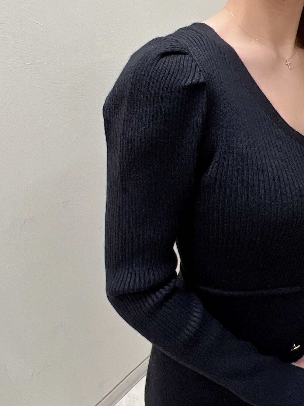 ブラック系のワンピース、ブラック系のパンプスを着用したレディースの冬コーディネートの6枚目の写真