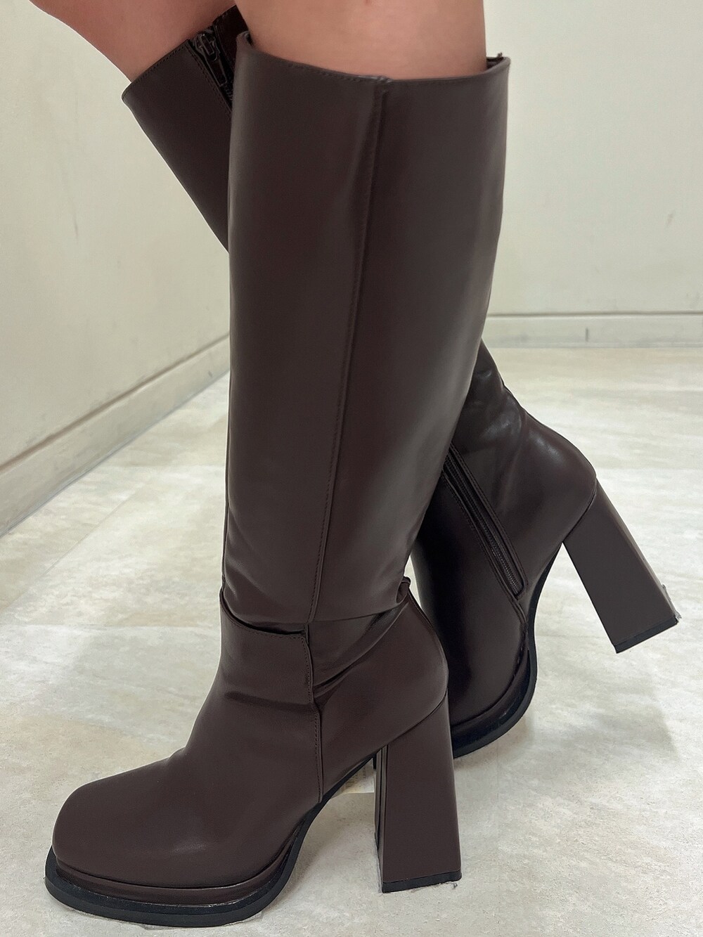 その他のテーラードジャケット、ブラック系のニット/セーター、ブラウン系のブーツを着用したレディースの秋コーディネートの9枚目の写真