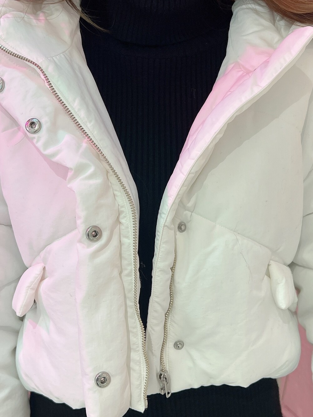 ブラック系のワンピース、ホワイト系のブルゾン、ホワイト系のスニーカーを着用したレディースの冬コーディネートの10枚目の写真