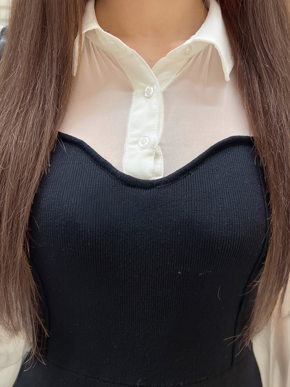 ブラック系のパンプス、ブラック系のショルダーバッグ、ブラック系のワンピースを着用したレディースの秋コーディネートの5枚目の写真