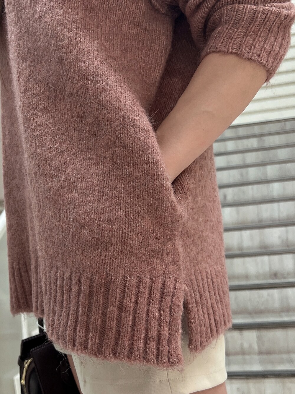 ピンク系のニット/セーター、ブラウン系のブーツ、ホワイト系のその他パンツを着用したレディースの秋コーディネートの7枚目の写真