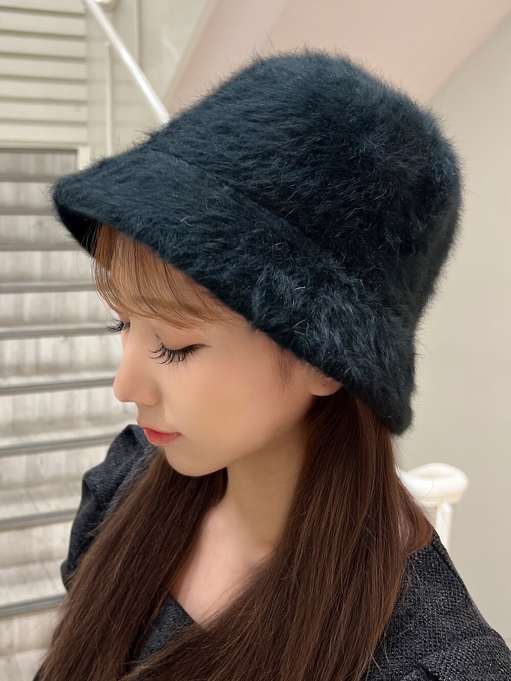 ブラック系のブーツ、ブラック系のハンドバッグ、ブラック系のワンピースを着用したレディースの秋コーディネートの8枚目の写真