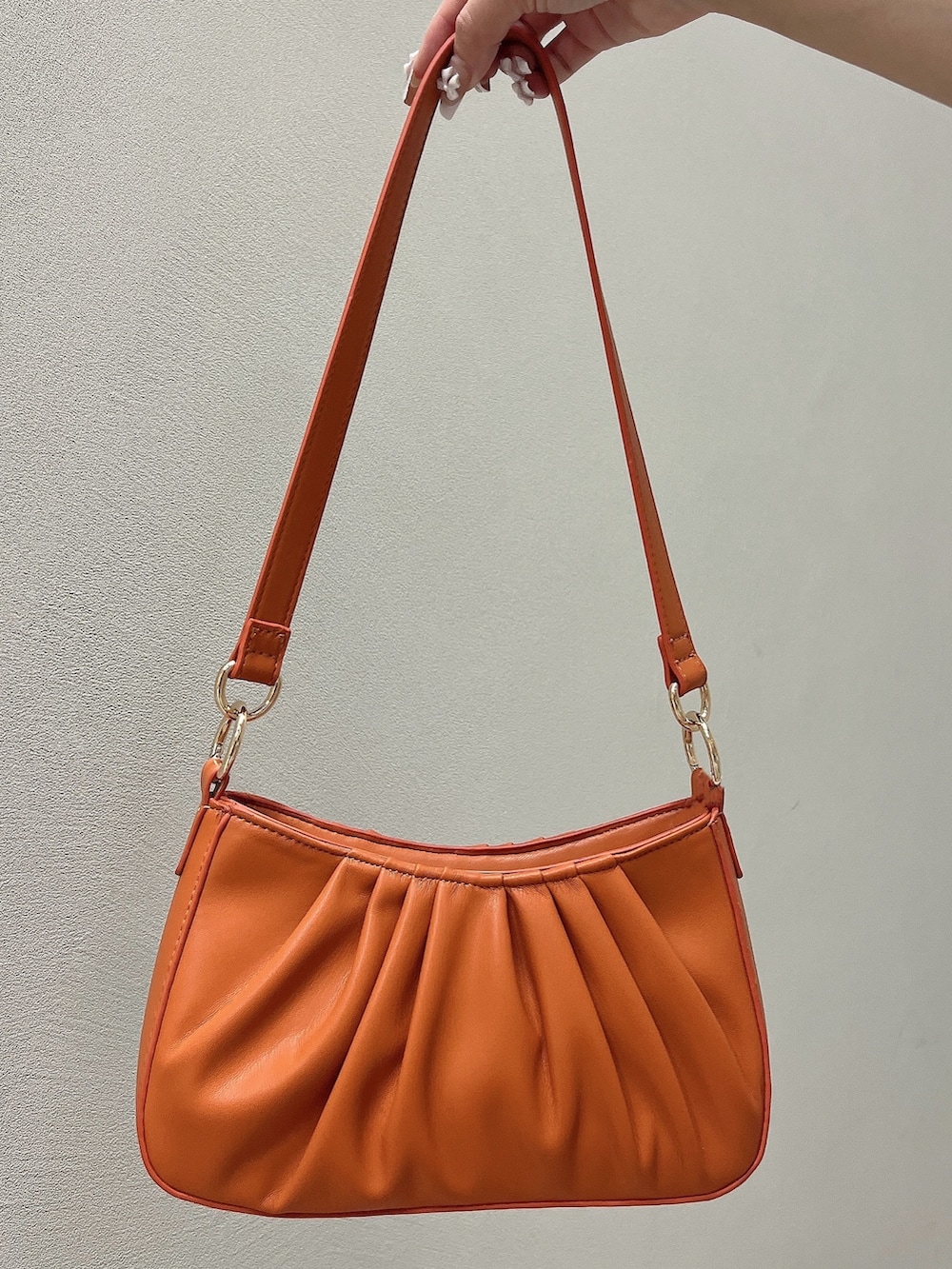 ホワイト系のワンピース、ホワイト系のサンダル、オレンジ系のハンドバッグを着用したレディースの夏コーディネートの7枚目の写真