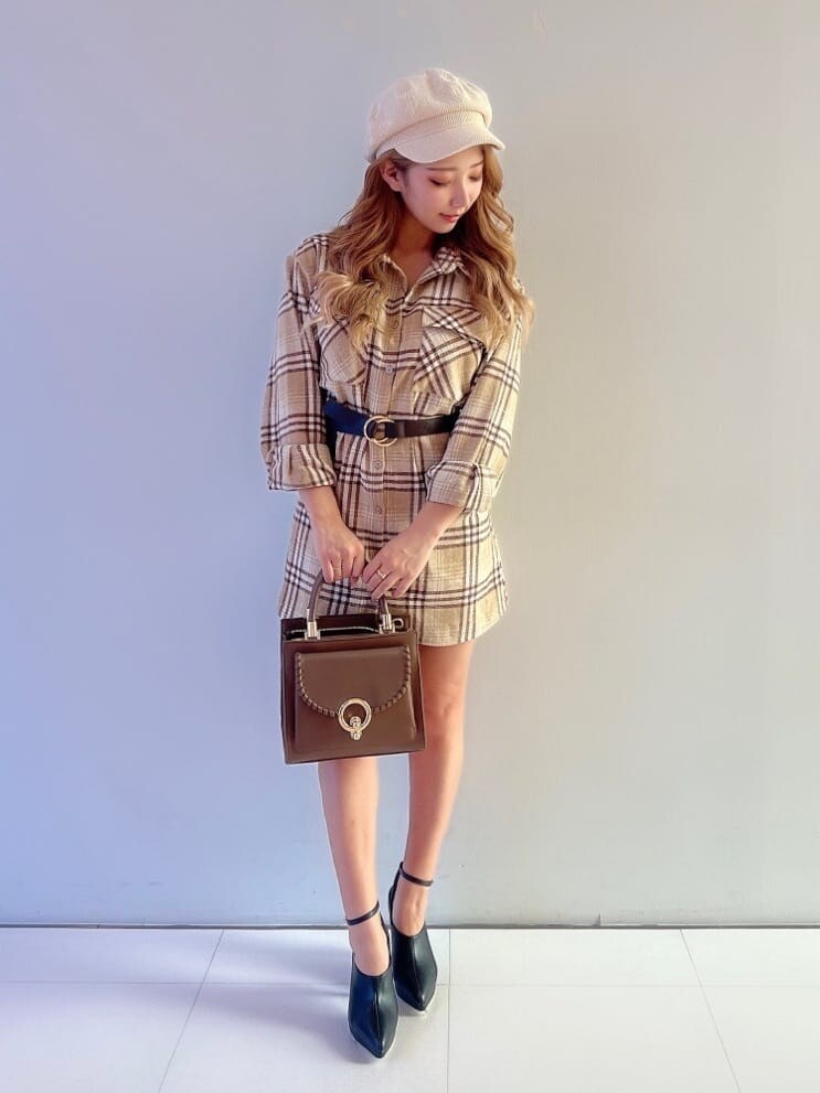 ブラウン系のワンピース、ブラック系のブーツ、ブラウン系のハンドバッグを着用したレディースの夏コーディネートの2枚目の写真