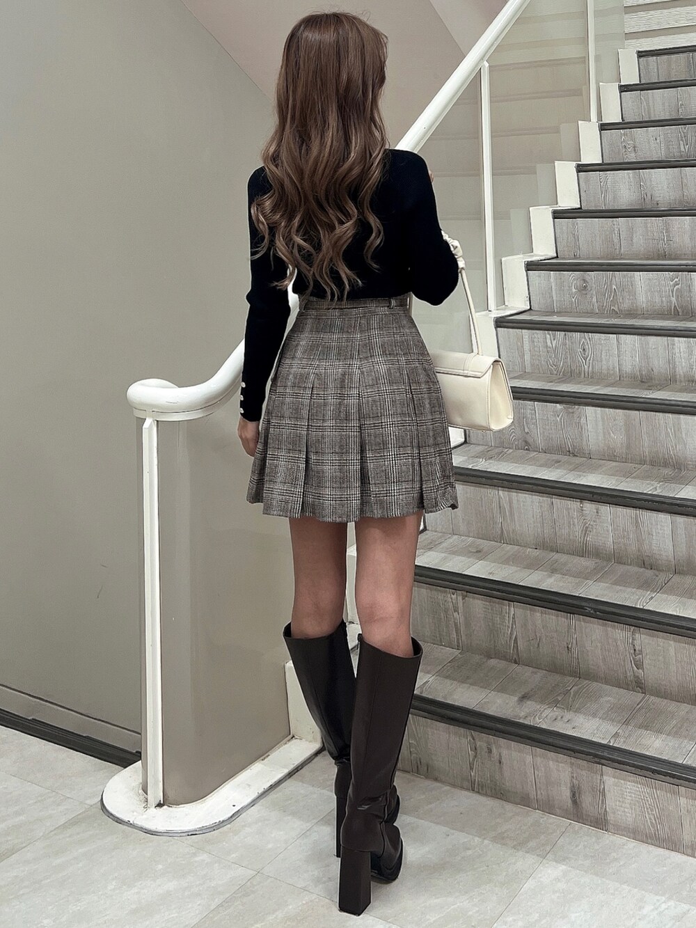 その他のテーラードジャケット、ブラック系のニット/セーター、ブラウン系のブーツを着用したレディースの秋コーディネートの6枚目の写真