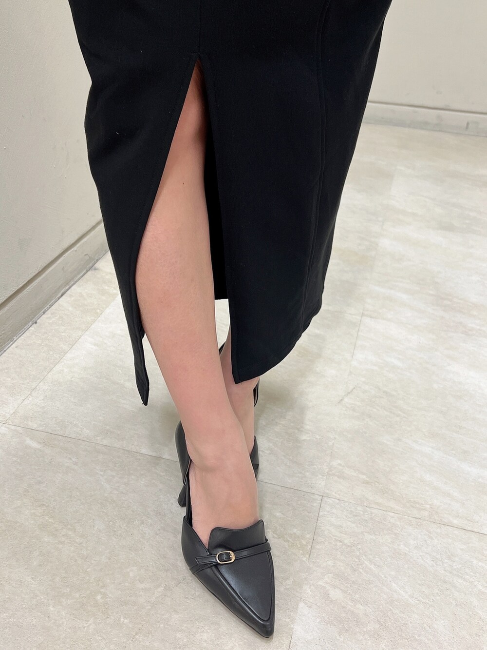 ブラック系のスカート、ピンク系のニット/セーター、ブラック系のパンプスを着用したレディースの冬コーディネートの8枚目の写真