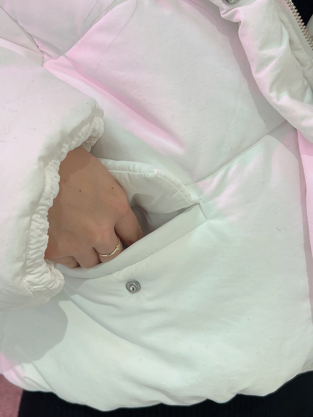 ブラック系のワンピース、ホワイト系のブルゾン、ホワイト系のスニーカーを着用したレディースの冬コーディネートの9枚目の写真