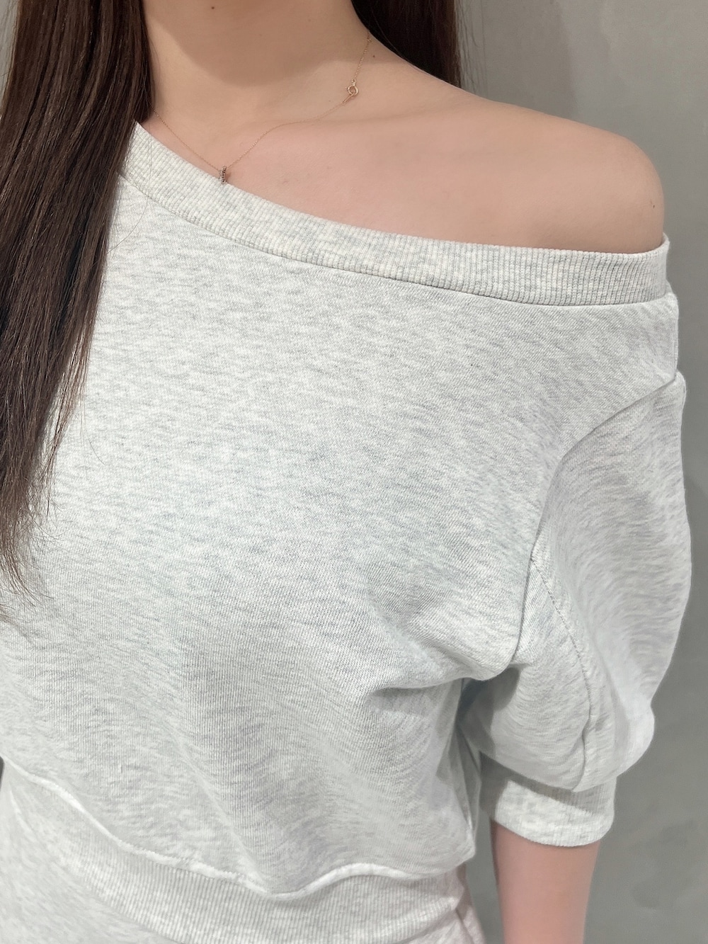 グレー系のTシャツ/カットソー、グレー系のスカート、ブラック系のサンダルを着用したレディースの春コーディネートの5枚目の写真