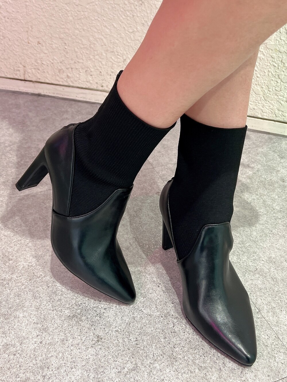 ブラック系のニット/セーター、ブラック系のハンドバッグ、ベージュ系のスカートを着用したレディースの冬コーディネートの9枚目の写真