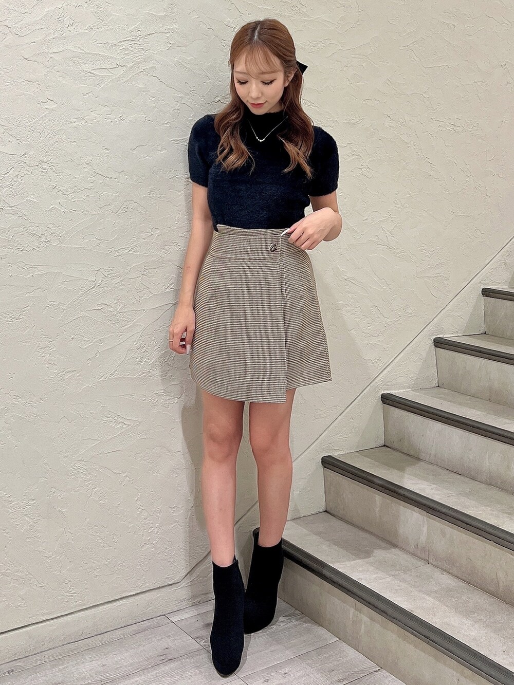 ブラック系のニット/セーター、その他のその他パンツ、ブラック系のブーツを着用したレディースの夏コーディネートの2枚目の写真