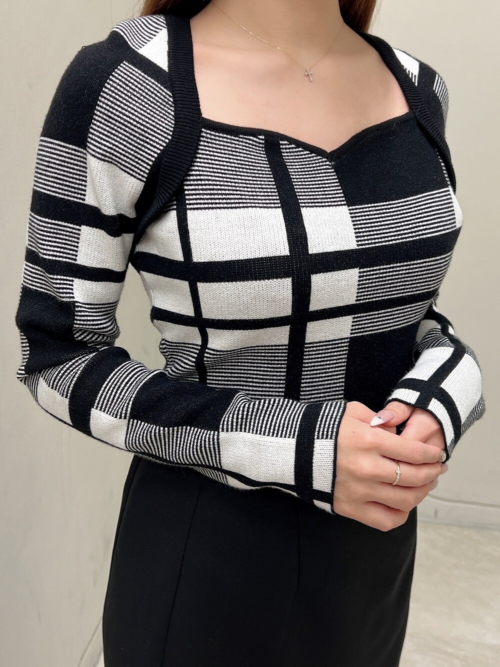 その他のニット/セーター、ブラック系のスカート、ブラック系のパンプスを着用したレディースの冬コーディネートの6枚目の写真