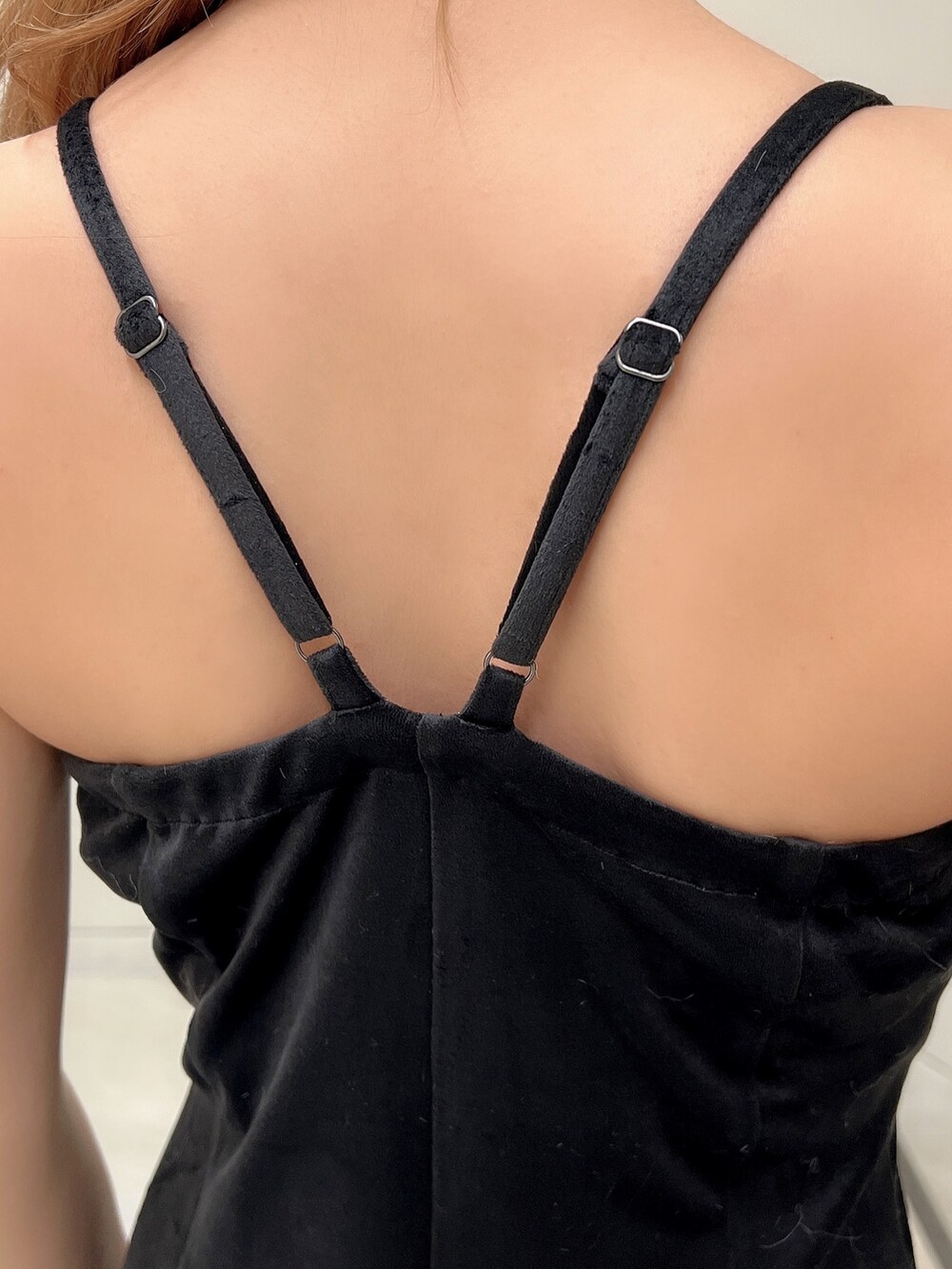 その他のカーディガン/ボレロ、ブラック系のワンピース、ブラック系のパンプスを着用したレディースの秋コーディネートの7枚目の写真