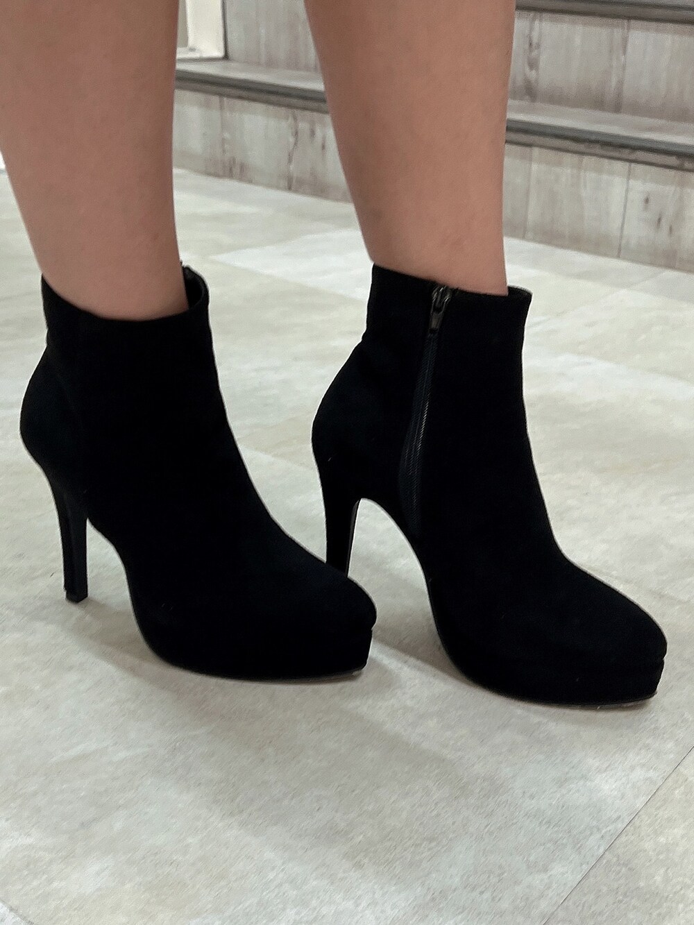 ブラック系のシャツ/ブラウス、ホワイト系のスカート、ブラック系のブーツを着用したレディースの秋コーディネートの7枚目の写真