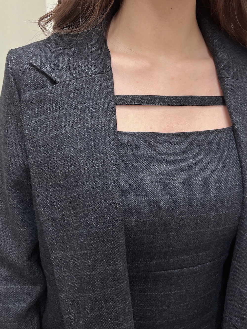 その他のテーラードジャケット、グリーン系のショルダーバッグ、ブラック系のブーツを着用したレディースの秋コーディネートの7枚目の写真