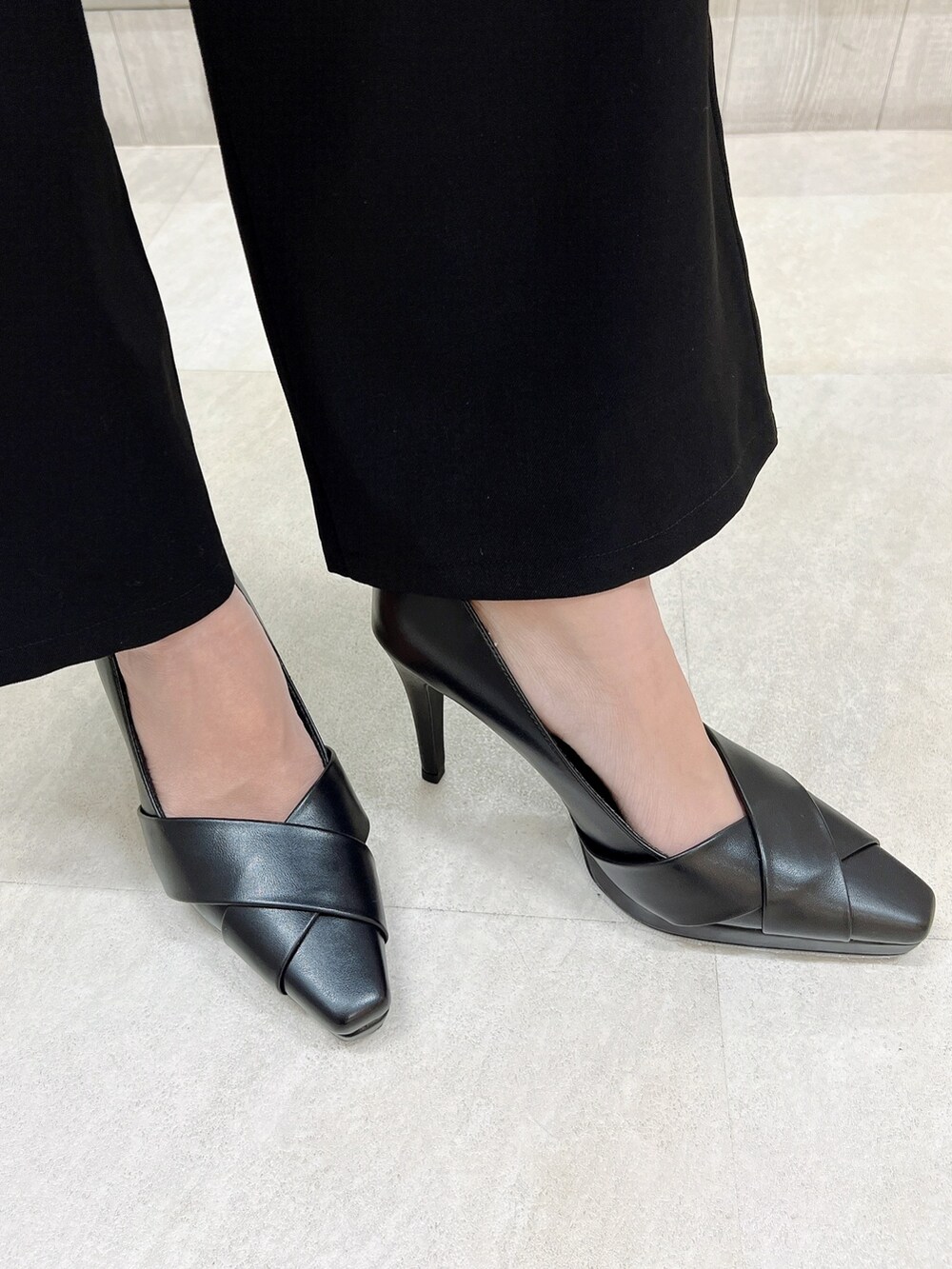 ブラック系のその他パンツ、ブラック系のショルダーバッグ、ベージュ系のニット/セーターを着用したレディースの秋コーディネートの9枚目の写真