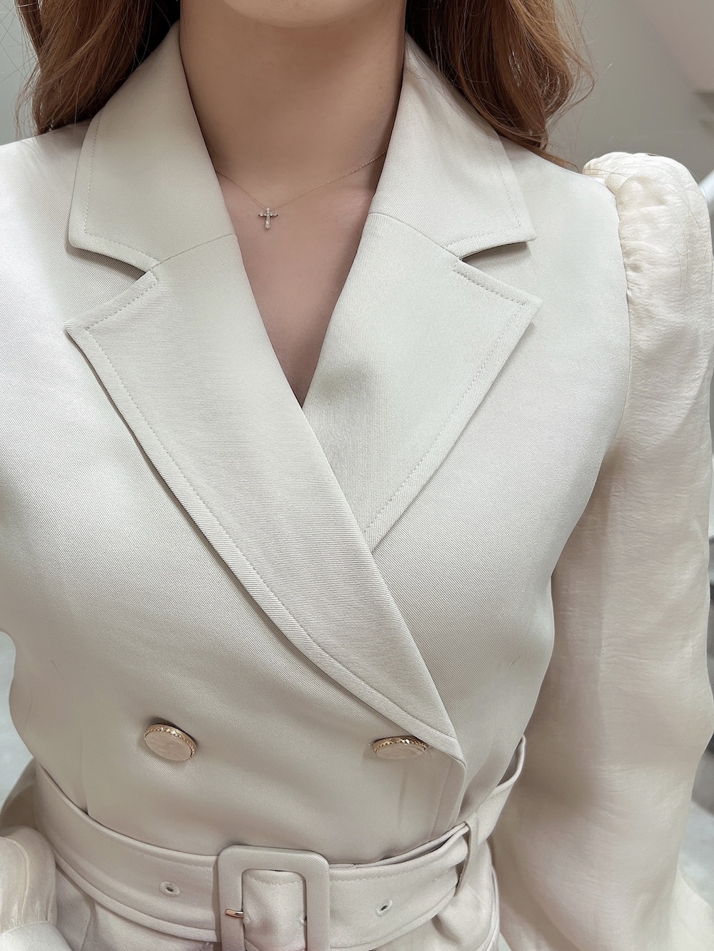 ホワイト系のワンピース、ピンク系のハンドバッグ、ホワイト系のブーツを着用したレディースの冬コーディネートの5枚目の写真