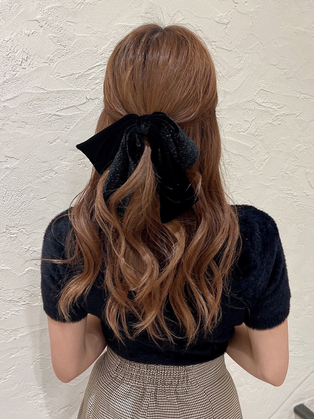 ブラック系のニット/セーター、その他のその他パンツ、ブラック系のブーツを着用したレディースの夏コーディネートの3枚目の写真