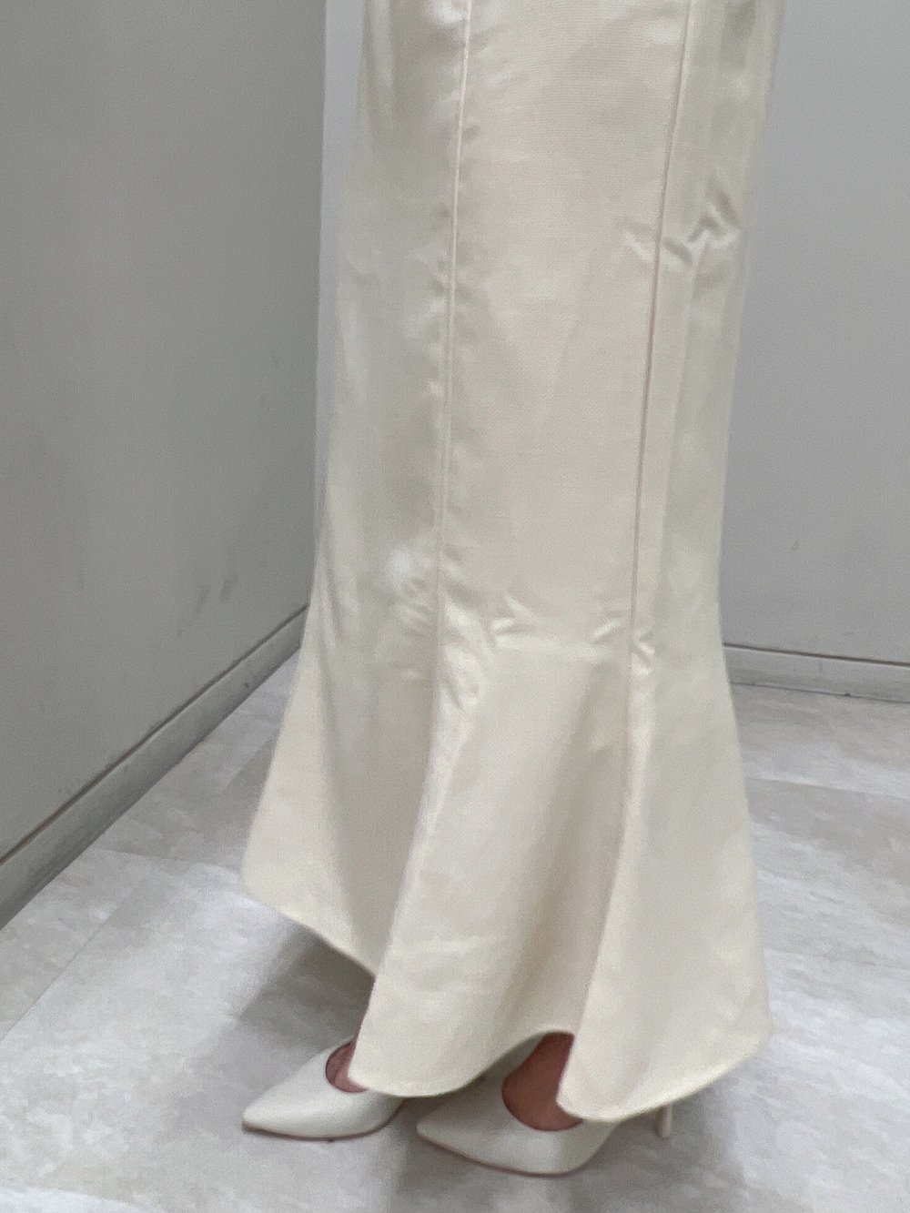 ホワイト系のパンプス、ホワイト系のワンピース、ピンク系のハンドバッグを着用したレディースの春コーディネートの7枚目の写真