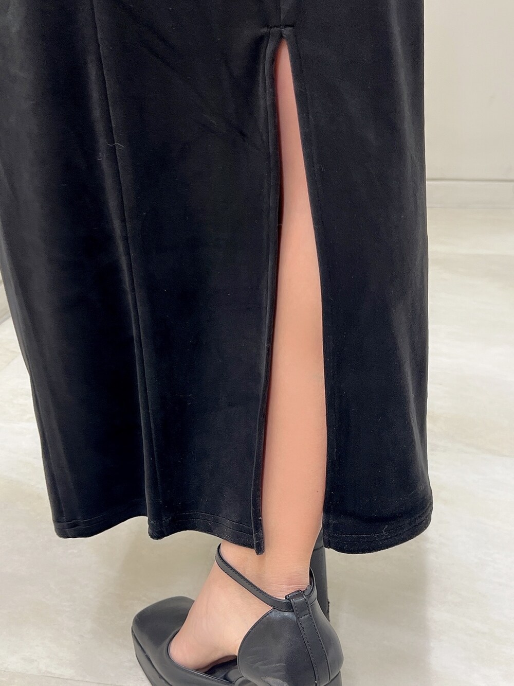 その他のカーディガン/ボレロ、ブラック系のワンピース、ブラック系のパンプスを着用したレディースの秋コーディネートの8枚目の写真