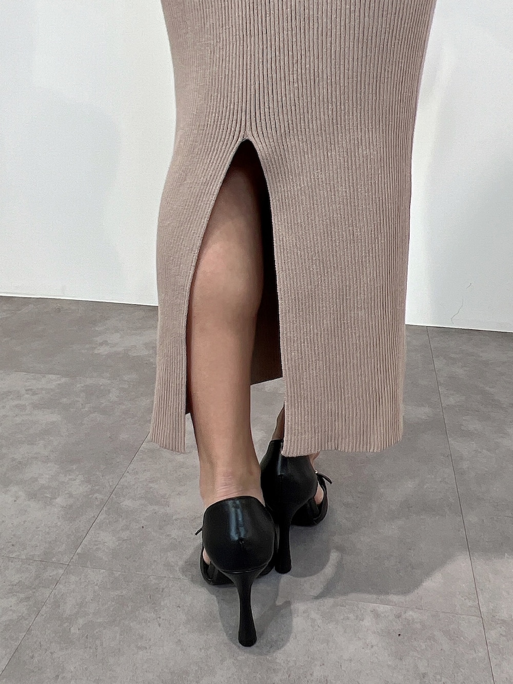 ブラック系のパンプス、ブラック系のブーツ、その他のワンピースを着用したレディースの冬コーディネートの7枚目の写真