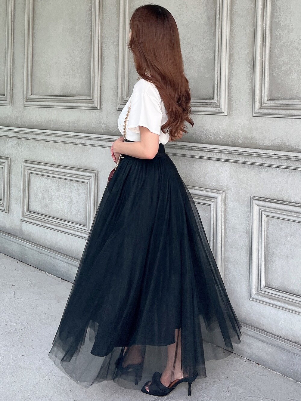 ホワイト系のTシャツ/カットソー、ブラック系のスカート、レッド系のショルダーバッグを着用したレディースの夏コーディネートの4枚目の写真